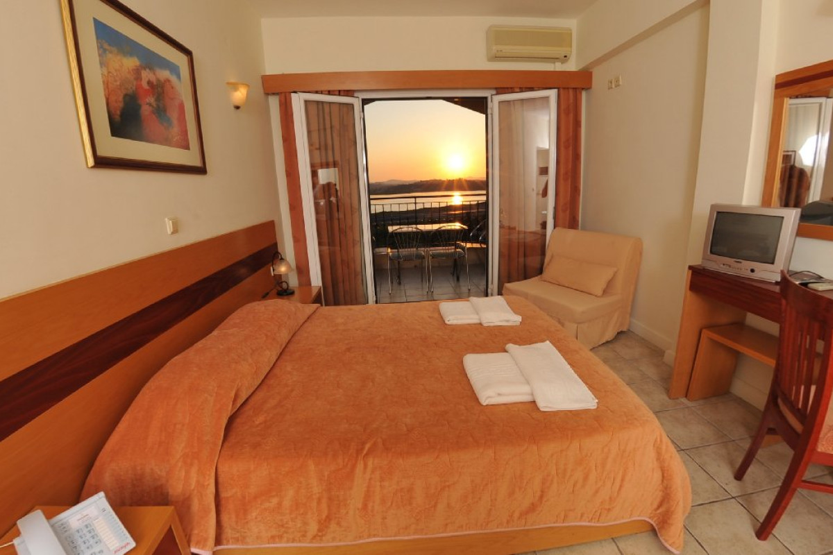 Hellinis Hotel (Kanoni)