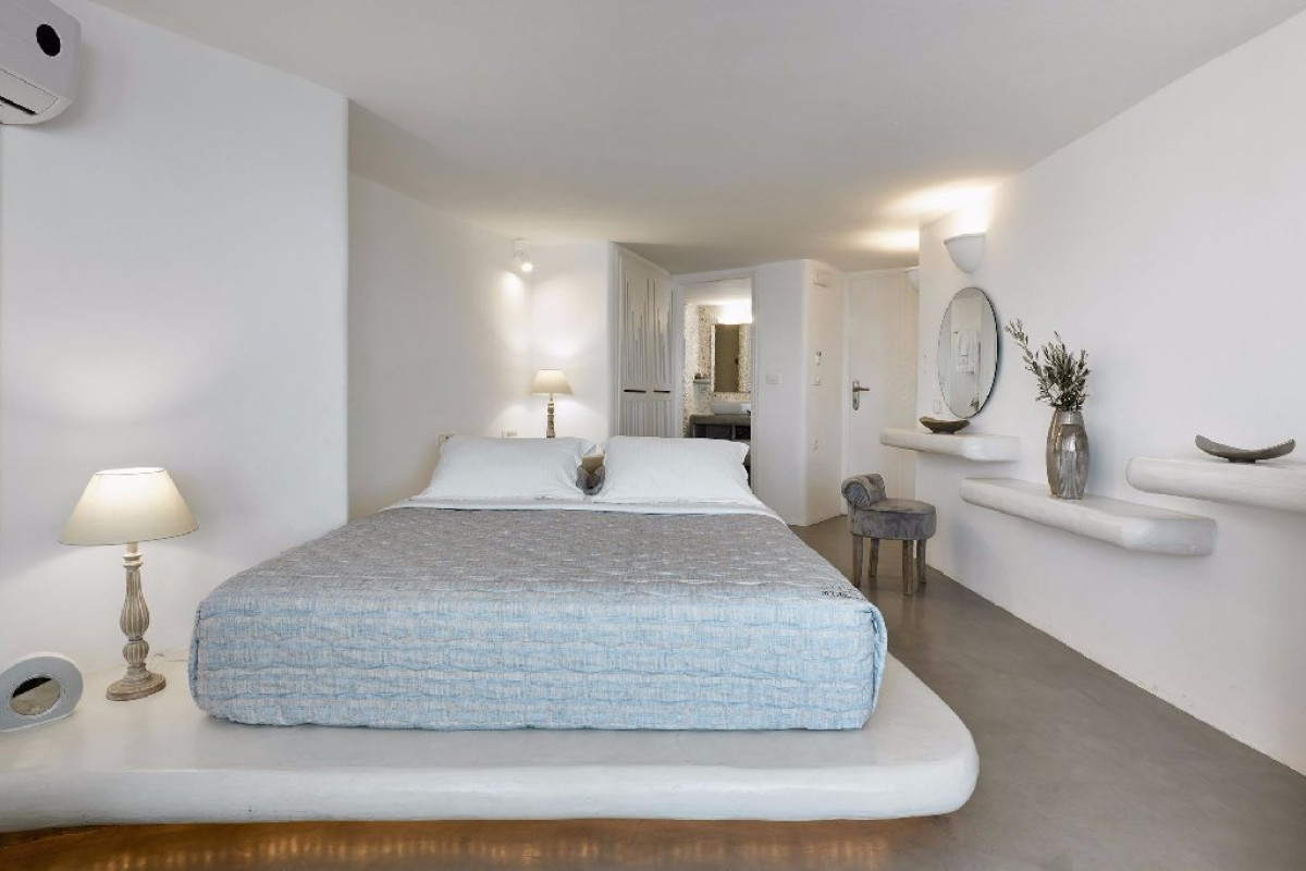 Suites of the Gods Cave Spa Hotel (Megalochori - Santorini)