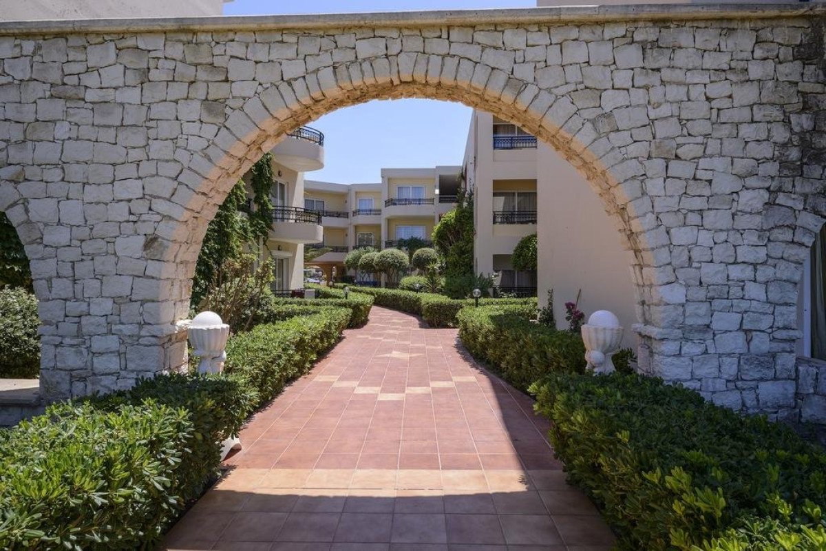 Vantaris Palace (C)