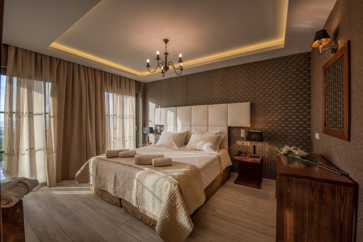 Elegance Luxury Suites (Tragaki)