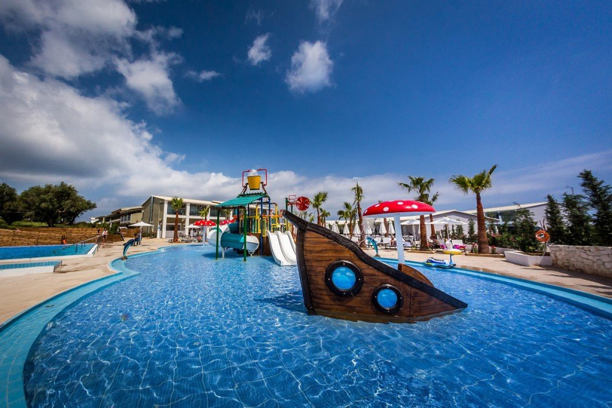 Caretta Paradise and Waterpark (Tragaki)