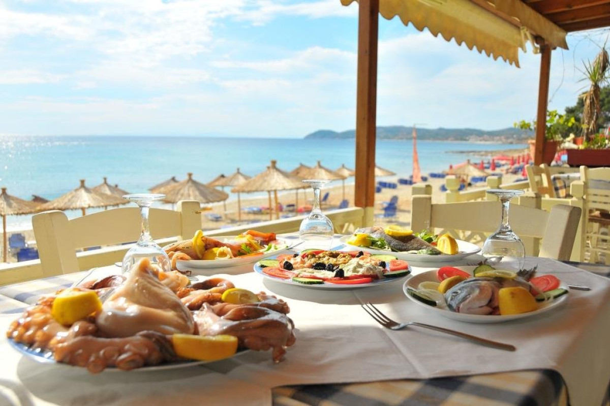 Kapahi Beach Hotel ( Pefkari)