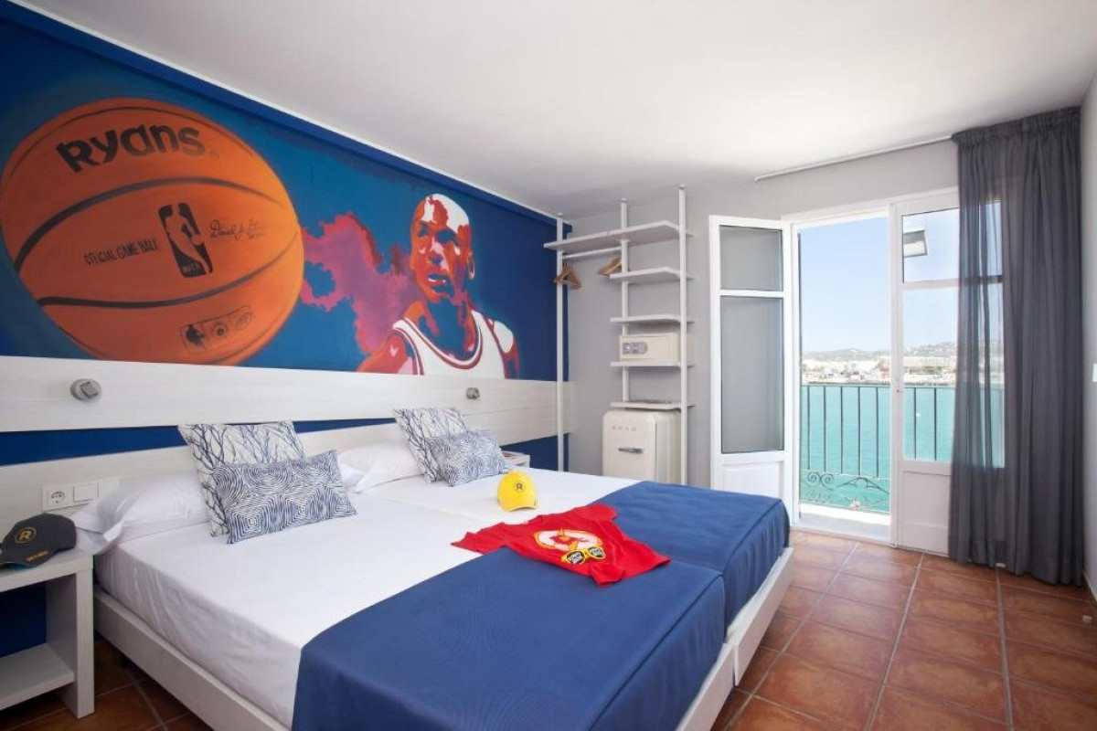 RYANS LA MARINA HOTEL