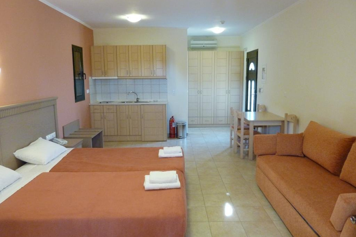 Perdika Resort (Karavostasi)