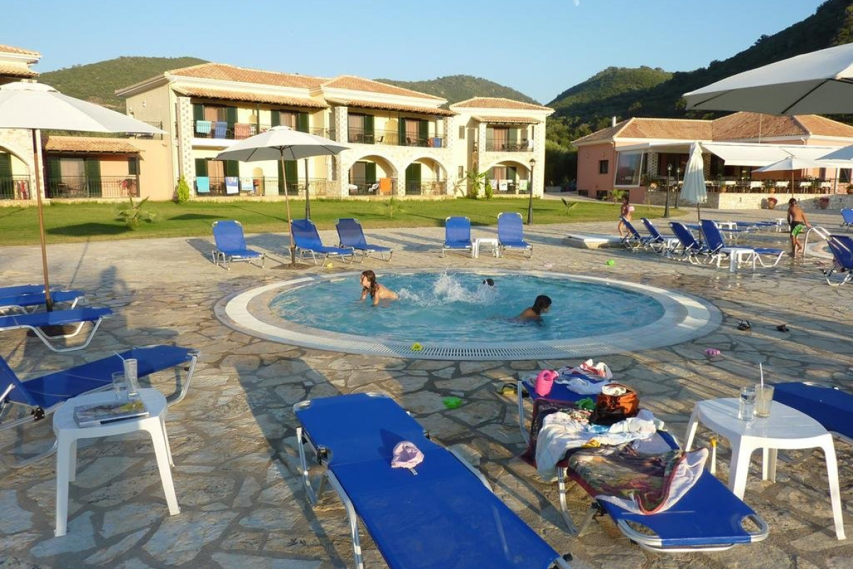 Perdika Resort (Karavostasi)