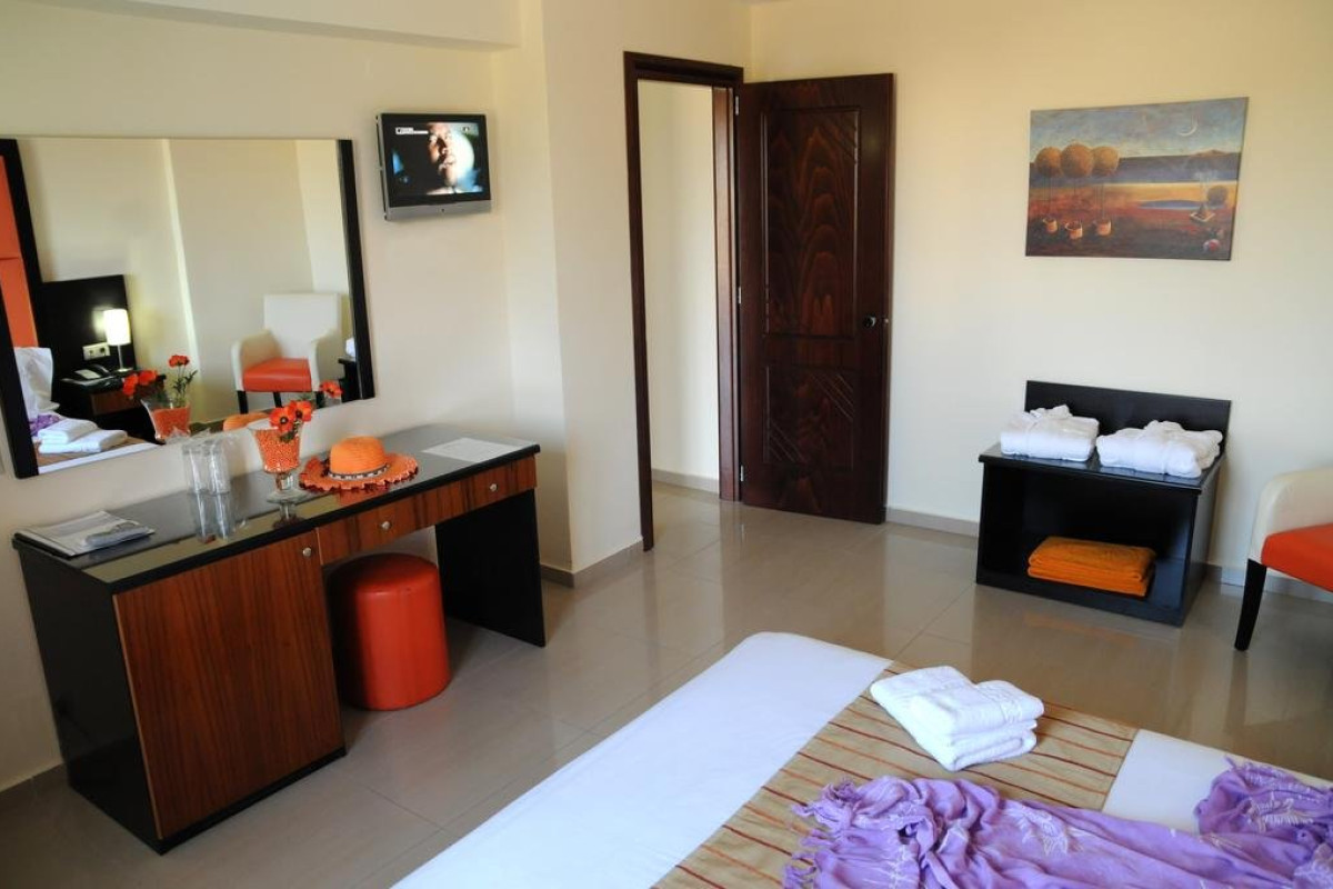 CHRISPY WORLD HOTEL (K)
