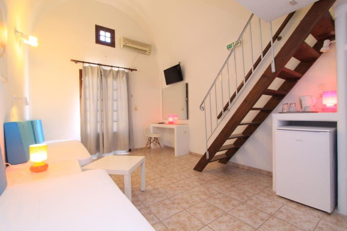 Iliada (Perivolos - Santorini)