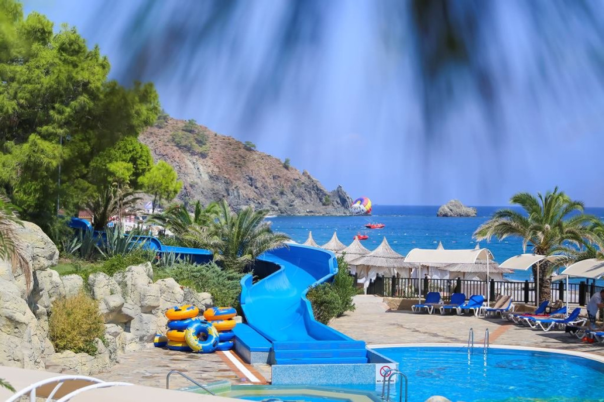 PIRATES BEACH CLUB