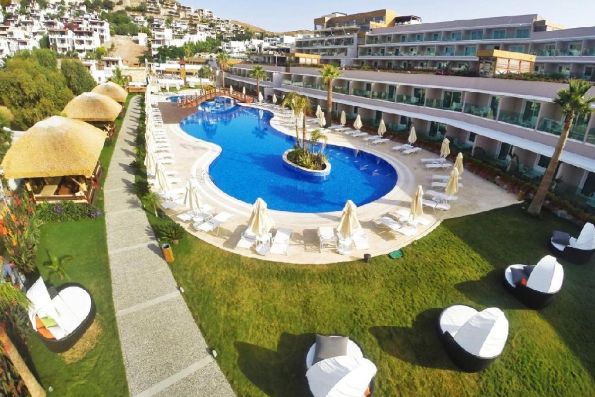 BELLAZURE HOTEL