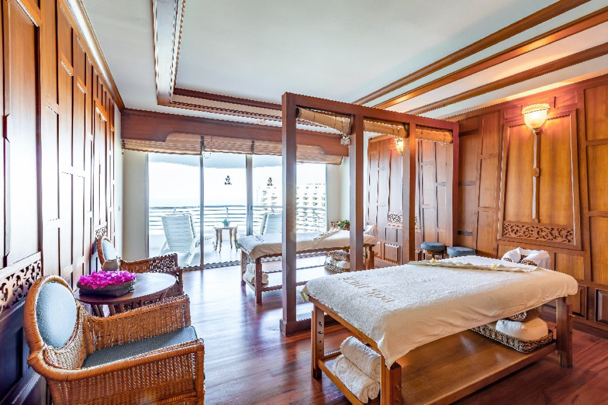 ROYAL CLIFF BEACH HOTEL
