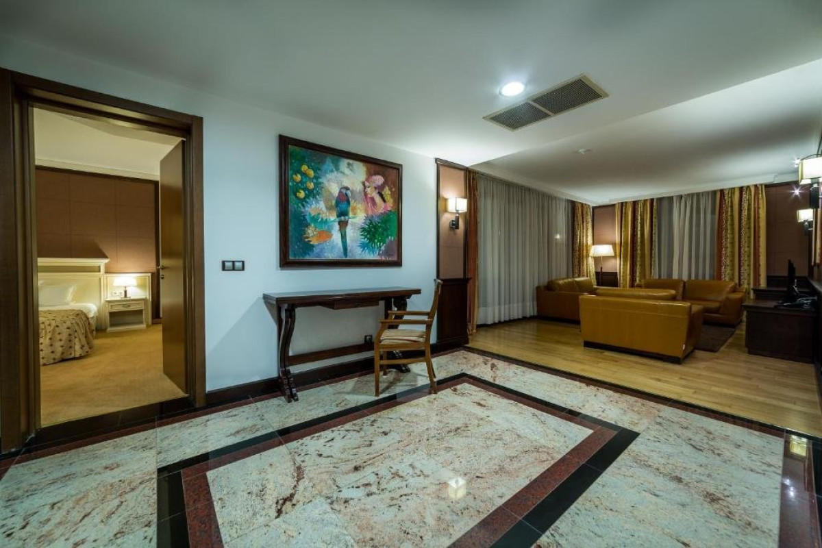 Royal Palace HELENA SANDS