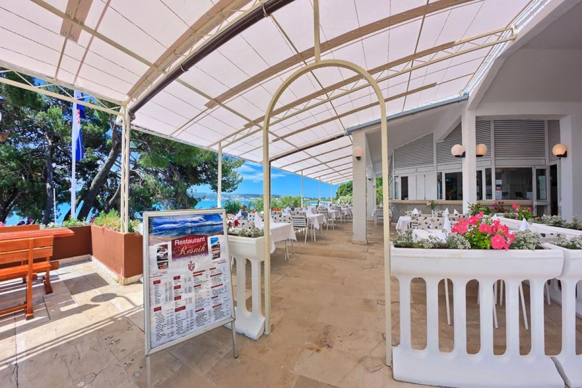 RESNIK TOURIST RESORT (Kastel Stafilic)
