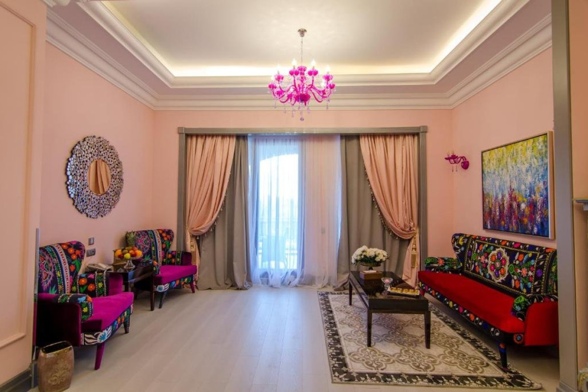 Phoenicia Boutique cm