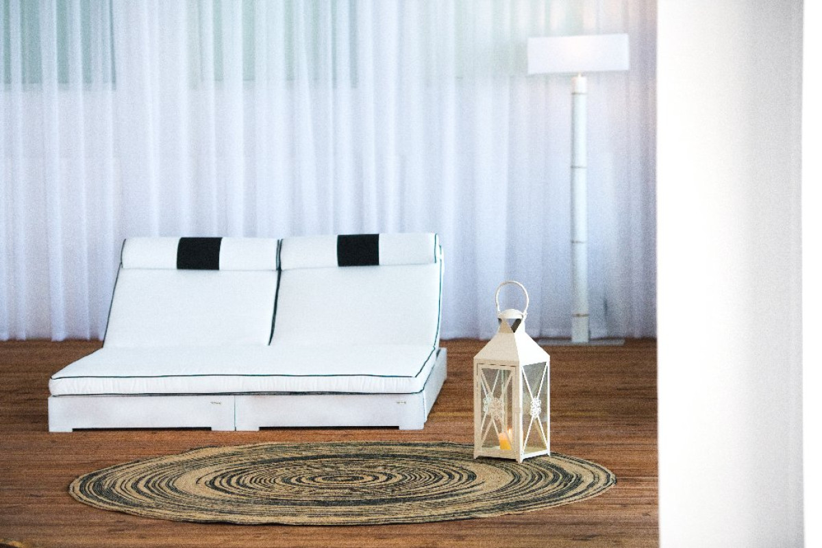 Mr and Mrs White Crete Boutique Lounge (K)