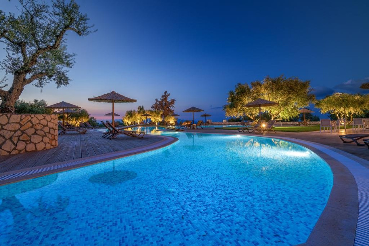 Elegance Luxury Suites (Tragaki)