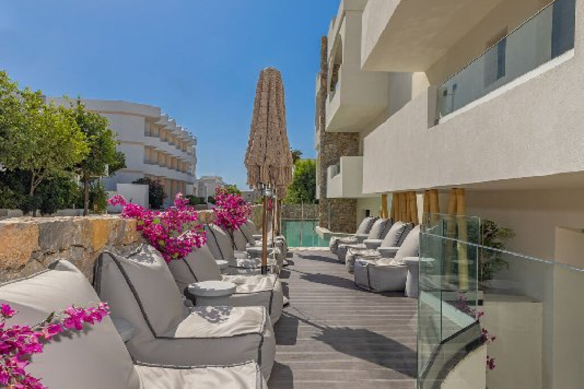 Cabana White Boutique Hotel and Suites