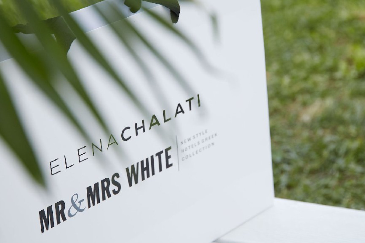 Mr And Mrs White (Adults Only 16+) (Acharavi)