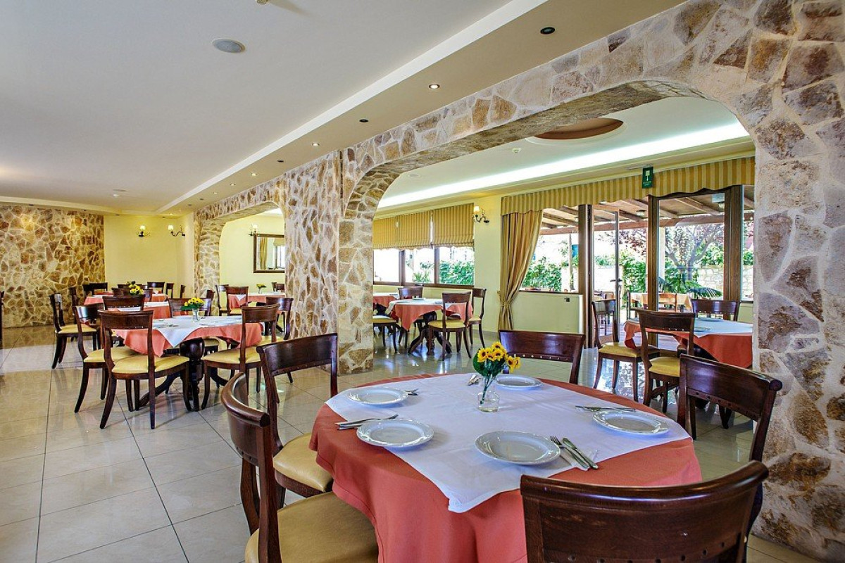 Adelais Hotel (K)