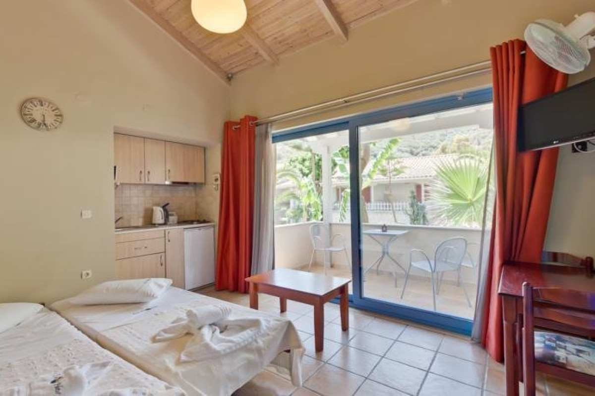 ROUDA BAY BEACH HOTEL (Mikros Gialos - Poros) (F)