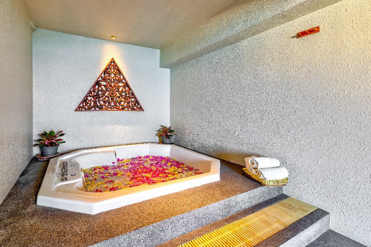 ROYAL CLIFF BEACH HOTEL