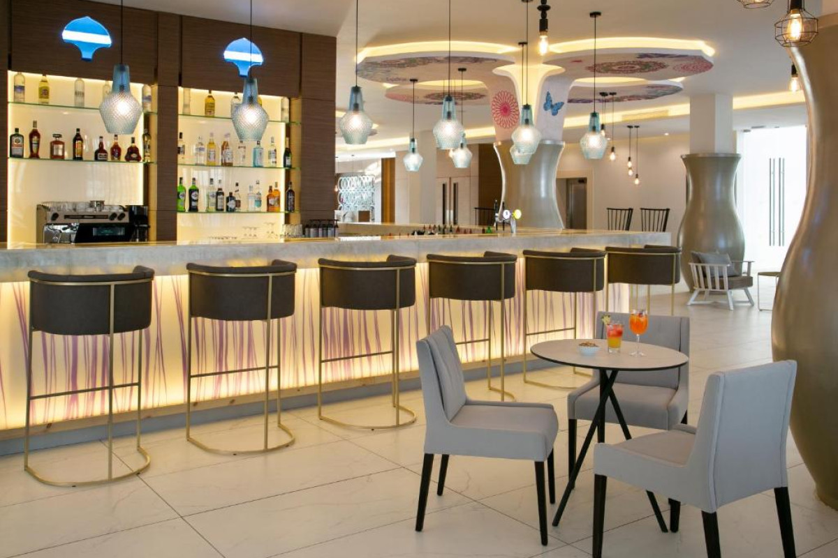 Vangelis Hotel and Suites