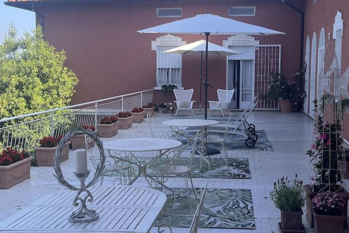 Villa House And Garden B&B