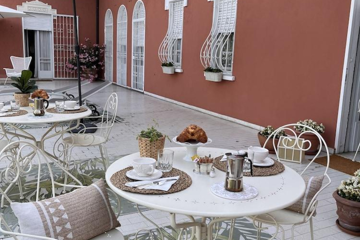 Villa House And Garden B&B