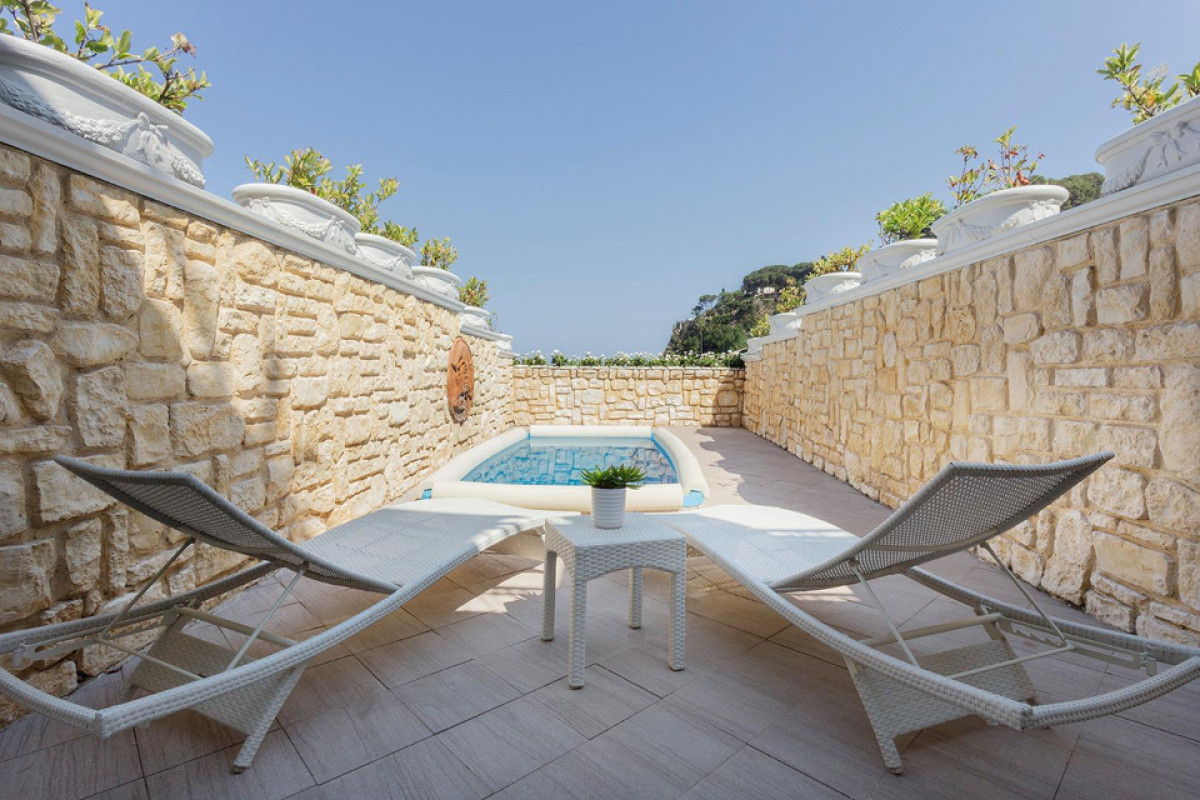 VRETREATS MAZZARO' SEA PALACE