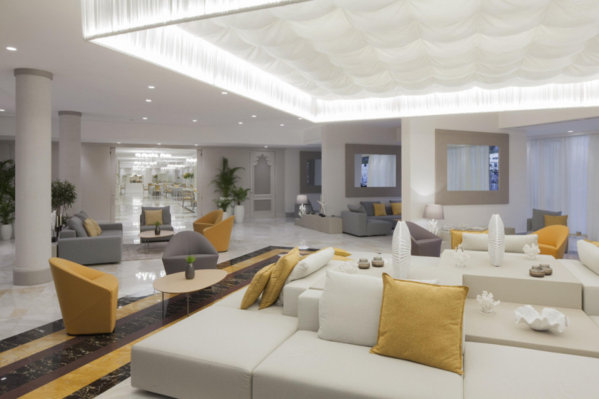 VRETREATS MAZZARO' SEA PALACE