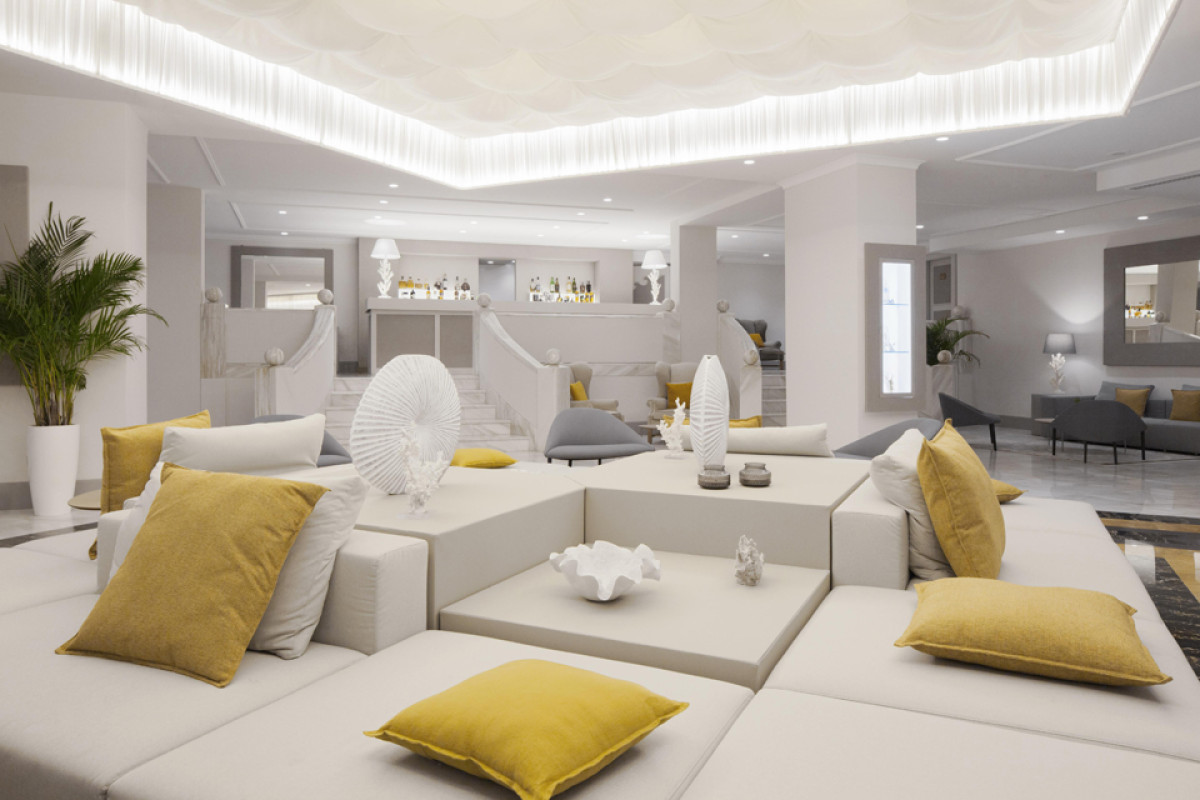 VRETREATS MAZZARO' SEA PALACE