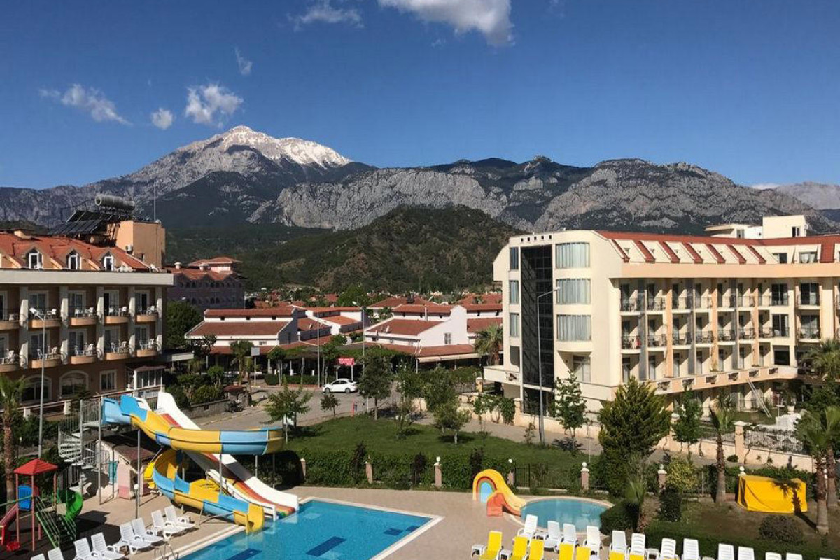 WHITE LILYUM HOTEL