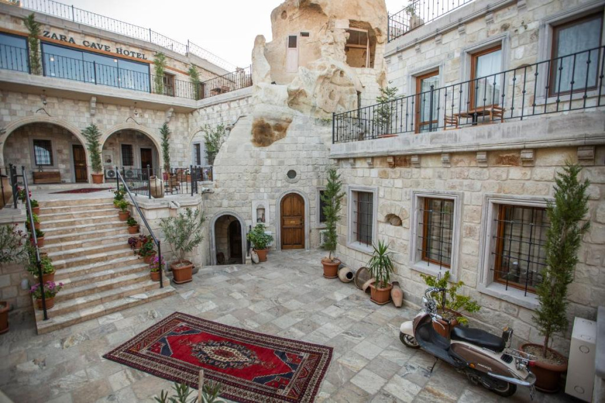 Hotel Zara Cave