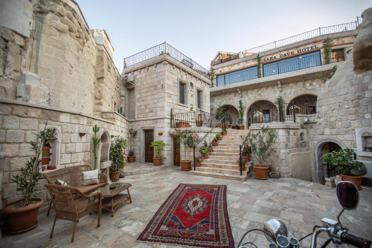 Hotel Zara Cave