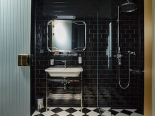 HOTEL COLLECT – ADULTS ONLY