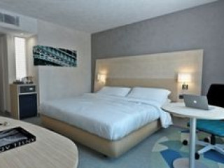 COURTYARD BY MARRIOTT PARIS LA DEFENSE WEST COLOMBES (13 KM FRO