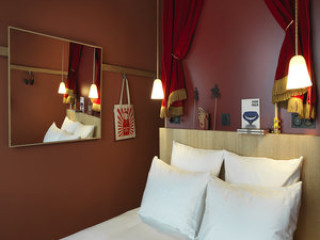 MOB HOTEL PARIS LES PUCES