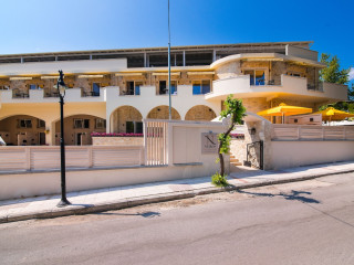 Neikos Luxury Suites
