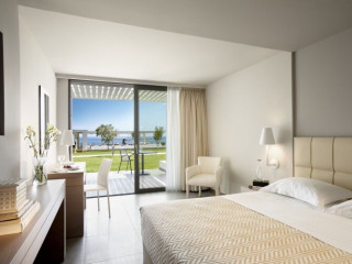 Lichnos Beach Hotel  Suites