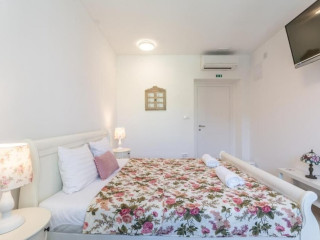 APARTMENTS AND ROOM POESIA