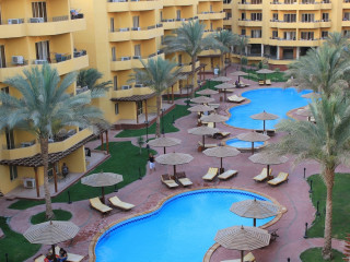 POOL VIEW APART AT BRITISH RESORT 252