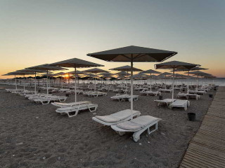 Larissa Sultans Beach