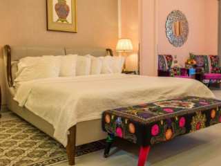 PHOENICIA BOUTIQUE - ADULTS ONLY.