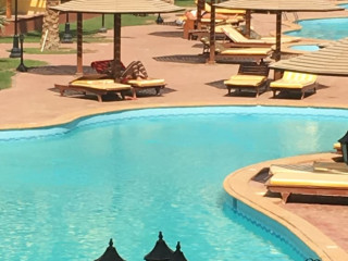 POOL VIEW APART AT BRITISH RESORT 1532