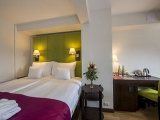 THREE CORNERS HOTEL ART