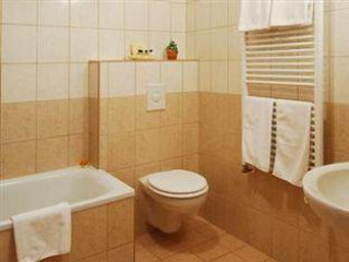 LOCUST TREE APARTMENTS