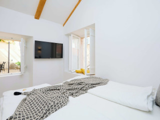 BLACK WATER BAY HOUSE