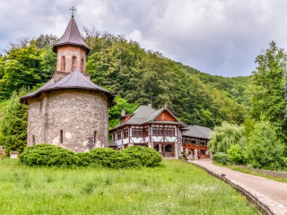 PELERINAJ 2 ZILE MANASTIRILE PRISLOP - OBARSIA LOTRULUI - COTMEANA