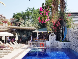 TONOZ BEACH HOTEL