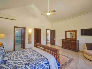 LARGE GOLF VIEW VILLA WITH POOL JACUZZI AND STAFF