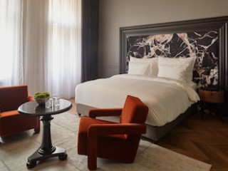 HOTEL COLLECT – ADULTS ONLY